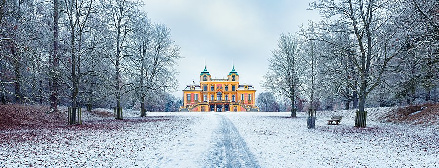 نمایی از کاخ فاوریت در فصل زمستان