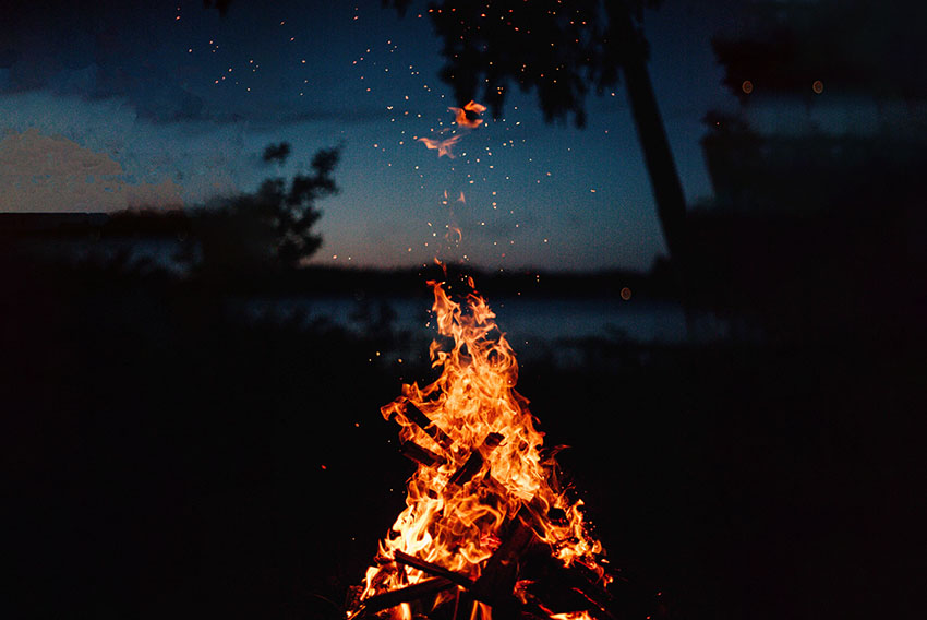 صدای آتش کمپ کنار دریاچه